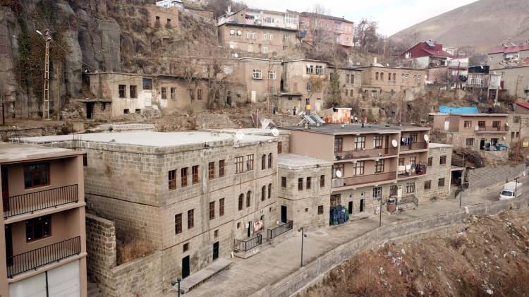 <p>Binlerce yıllık eserlere ev sahipliği yapan, Van Gölü'nün bir hilal şeklinde kucakladığı Tatvan, Ahlat ve Adilcevaz ilçeleri de yerli ve yabancı turistlerin ziyaret ettiği yerlerin başında geliyor.<br />
 </p>
