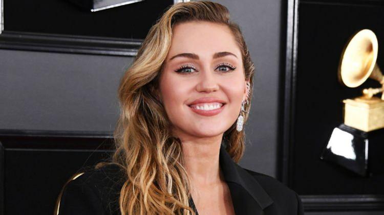 <p><span style="color:#000000"><strong>Dünyaca ünlü oyuncu ve şarkıcı Miley Cyrus, geçen hafta boyunca Fendi Mini Peekaboo çantasını yanından ayırmadı. 28 yaşındaki sanatçısı çantasını dört farklı kombinle nasıl kullanacağını gösterdi.</strong></span></p>

