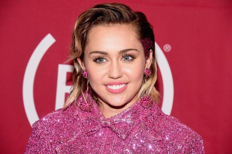 <p><span style="color:#000000"><strong>Miley Cyrus, geçtiğimiz hafta içinde New York sokaklarında görüntülendi. Toplantıdan toplantıya koşan ve şu sıralar yoğun bir çalışma hayatı olduğunu belirten şarkıcının, farklı kıyafetlerini aynı çantayla kombinlemesi dikkat çekti.</strong></span></p>
