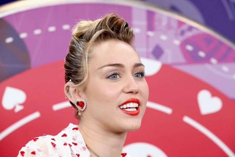 <p><span style="color:#000000"><strong>Miley Cyrus’ın altın zımbalı siyah deri Fendi Mini Peekaboo çantası ikonikler arasında yer alıyor. İşte Cyrus'ın vazgeçemediği çantasıyla dört farklı kombini...</strong></span></p>
