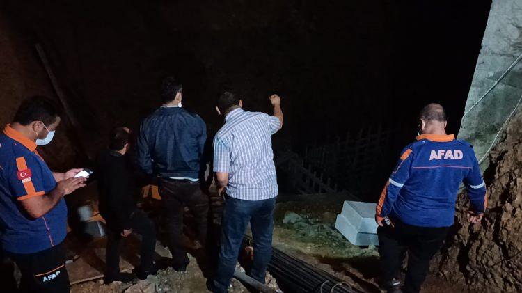 <p><strong>'DEPREM OLUYOR SANDIK'</strong></p>

<p>Yaşanan toprak kayması sırasında hissettiği sarsıntıyı deprem zannettiğini belirten Adem Özdemir ise, "Hafif bir kayma oldu binada. Biz deprem oluyor sandık meğerse toprak kayması varmış. </p>
