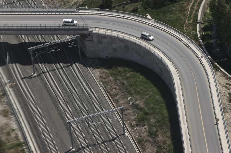 <p>Helikopter ekibi, trafik kuralı ihlallerinin yanı sıra tır, kamyon ve tanker gibi ağır tonajlı araçların yoğunluğu nedeniyle trafik akışının yavaşladığı noktaları da bildirerek yerdeki ekiplerin trafiği çok daha hızlı şekilde kontrolünü sağlıyor.</p>

<p> </p>
