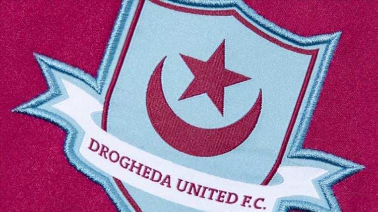<p>Bununla kalınmaz. Türk hayranlığı 1919 yılında kurdukları Drogheda United futbol kulübünün ambleminede yansır. Günümüzde bile Premier Futbol Liginde en üst sıralarda yer alan kulüp; bordo mavili, ayyıldızlı formalarıyla sahaya çıkmaya devam ettikleri gibi, dostluk maçlarını devam ettirdikleri renkdaşları Trabzonsporlada 2011 yılında kardeş kulüp olmuşlardır. </p>
<p> </p>