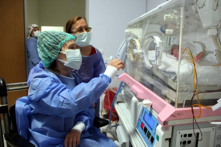 <p>Sonucu pozitif çıkan Avcı, şikayetlerinin artması üzerine Hatay Eğitim ve Araştırma Hastanesine kaldırıldı. Solunum sıkıntısı artan Avcı, yoğun bakımdayken sezaryenle doğum yaptı.</p>
