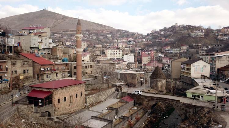 <p>Bitlis Deresi üzerinde zamanla inşa edilen binalardan dolayı kaybolan Osmanlı dönemine ait eserlerin gün yüzüne çıkarılması için Bitlis Belediyesi, İl Kültür ve Turizm Müdürlüğü ile Vakıflar Bölge Müdürlüğünce ortaklaşa "Dere Üstü Islah" ve "Sokak Sağlıklaştırma" projeleri yürütülüyor.<br />
 </p>

