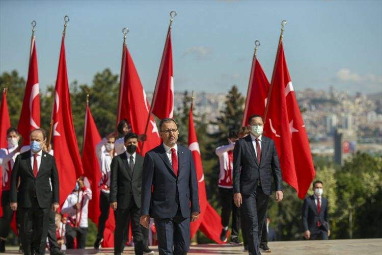 <p>Gençlik ve Spor Bakanı Mehmet Muharrem Kasapoğlu, beraberindeki heyetle 19 Mayıs Atatürk'ü Anma, Gençlik ve Spor Bayramı nedeniyle Anıtkabir'de düzenlenen törene katıldı.</p>

<p> </p>
