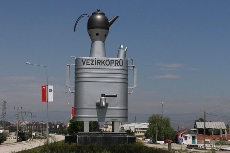 <p>Mehmet Minaz ise, &ldquo;Semaver maketi g&uuml;zel bir şey, neden kaldırsınlar. Kaldırmalarını istemiyorum. Ben 65 yaşındayım bu semaverden zevk alıyorum. Semaveri seviyoruz, &ccedil;&uuml;nk&uuml; Vezirk&ouml;pr&uuml;&rsquo;n&uuml;n sembol&uuml;&rdquo; ifadelerini kullandı.</p>

<p>&nbsp;</p>
