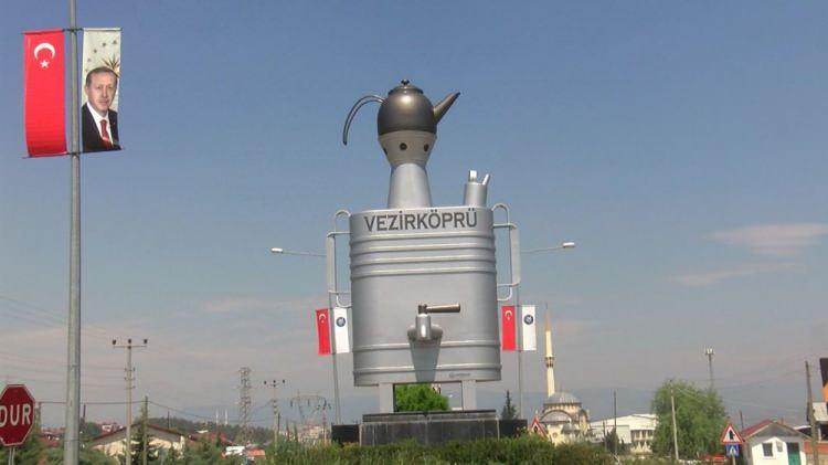 <p>Semaverin il&ccedil;e ile &ouml;zdeşleştiğini belirten Vezirk&ouml;pr&uuml; Belediye Başkanı İbrahim Sadık Enis, &ldquo;Yıllar &ouml;ncesine dayanan ve halk tarafından benimsenmiş bir sembold&uuml;r. Tarlada, evde, bah&ccedil;ede ve piknik alanlarında olduk&ccedil;a kullanışlı bir aletimizdir. Yassı semaverin tescilini yaptık, coğrafi işaretini aldık. Yassı semaveri Vezirk&ouml;pr&uuml;&rsquo;n&uuml;n &ouml;z malı olarak g&ouml;r&uuml;yoruz. Halkımız tarafından sahiplenilmiş ve korunarak bu zamana kadar geldi. Biz semaver maketini 4 yıl &ouml;nce şehrin girişine koyduk ve orada muhafaza ediyoruz. Y&ouml;resel bedesten dediğimiz &ccedil;arşımızda bunun imalatı yapılıyor. El sanatı olarak biraz zayıf bir aşamada ilerliyor ama &ouml;n&uuml;m&uuml;zdeki g&uuml;nlerde &ccedil;oğaltılması ve geliştirilmesi i&ccedil;in m&uuml;cadele edeceğiz. Bu el sanatını unutturmak istemiyoruz" dedi.</p>
