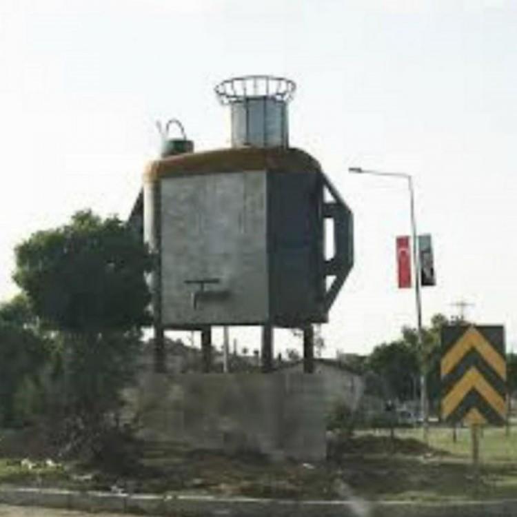 <p><strong>İLK YAPILAN ANIT 1 G&Uuml;N KALMIŞTI</strong></p>

<p>Vezirk&ouml;pr&uuml; il&ccedil;esinin simgesi olan semaver i&ccedil;in 4 yıl &ouml;nce belediye tarafından yaptırılan anıt beğenilmedi. Konulduğu alanda sadece 1 g&uuml;n kalan anıt, eleştiriler &uuml;zerine kaldırıldı. Yerine ise şu anki 5 metre boyundaki yassı semaver anıtı konuldu.</p>

<p>&nbsp;</p>
