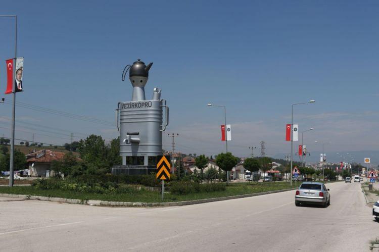 <p>Anıtın kimseye zararı olmadığını ve sosyal medyada neden eleştirildiğini anlayamadığını kaydeden Enis, "Vezirk&ouml;pr&uuml;l&uuml; olmayan insanlar b&ouml;yle bir &ccedil;alışma i&ccedil;erisinde ve bunun tamamen bir oyun olduğunu d&uuml;ş&uuml;n&uuml;yorum. Biz bu eleştirilere itibar etmiyoruz, &ccedil;&uuml;nk&uuml; yıllardır biz bu aleti kullanıyoruz. Biz sahip &ccedil;ıkıyoruz ve Vezirk&ouml;pr&uuml; semaveri bizim diyoruz&rdquo; dedi.</p>
