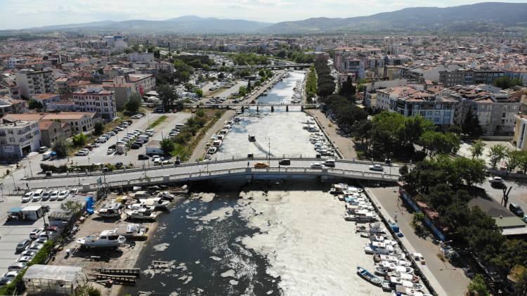 <p>Balıkçı barınağı olarak da kullanılan çay içerisindeki teknelere zarar veren müsilaj, su üzerinde oluşturduğu beyaz ve yapışkan tabakayla görenleri de tedirgin ediyor.<br />
</p>