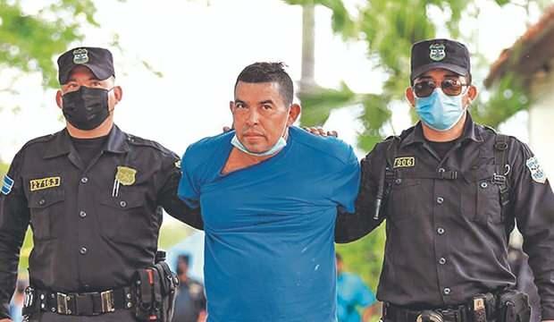 <p>Orta Amerika ülkesi El Salvador'da cinayetle suçlanan eski polis memurunun evinin bahçesinde 10 ceset daha bulundu.</p>
