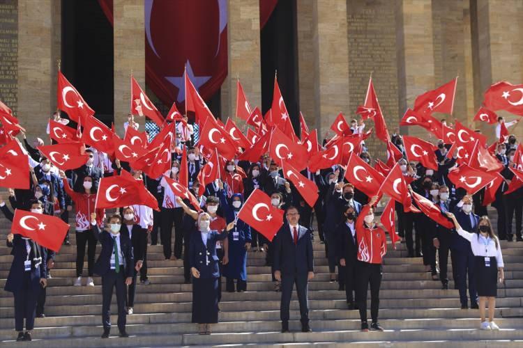 <p>102 yıl önce Cumhuriyetimizin kuruluşuna kapı açan istiklâl ruhunu onurla taşıyoruz. Bu ruh, Türkiye’nin insanlığa kattığı ve katacağı evrensel değerlerde bize yol gösteriyor.</p>