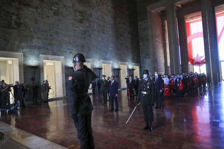 <p>Buradaki törenin ardından Bakan Kasapoğlu, Misak-ı Milli Kulesi'nde bulunan Anıtkabir Özel Defteri'ni imzaladı.</p>
<p> </p>