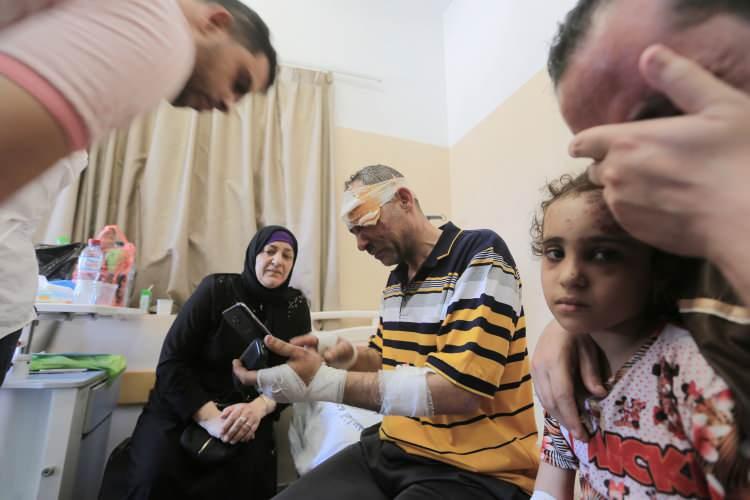 <p>İsrail'in Gazze'nin batısındaki Er-Rimal semtine düzenlediği hava saldırısında Filistinli bir ailenin evlerine bomba isabet etti. </p>
