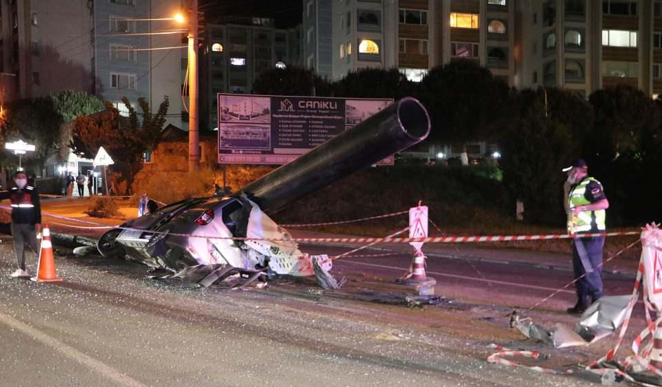 <p>Çarpmanın şiddetiyle boru otomobilin kaput ve tavanının kopardı. Sürücü Eldek, hurdaya dönen aracın içinde mahsur kaldı. </p>
