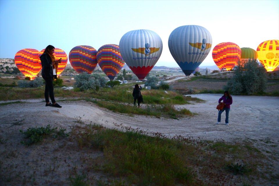 <p>Kapadokya'da, yeni tip koronavirüs (Kovid-19) tedbirleri kapsamında uygulanan "tam kapanma" sürecinde durdurulan sıcak hava balon turları yeniden başladı.</p>

<p> </p>
