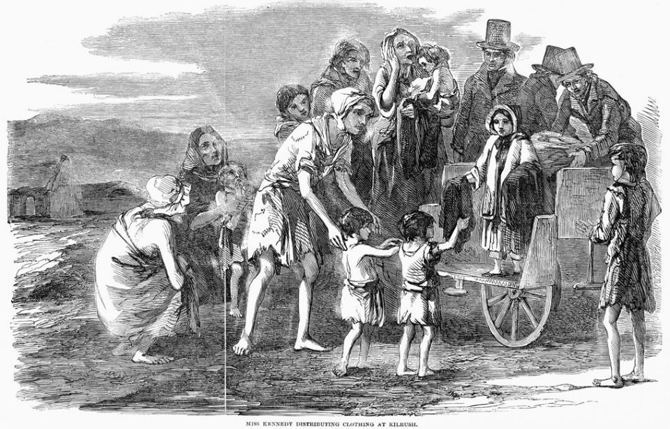 <p>Kısa zamanda yola çıkan gemiler Cebelitarık Boğazından geçerek İrlanda'ya ulaşır. Ancak bu seferde İngiltere'nin ablukası altındaki adaya yaklaştırmazlar. (İrlandalıların kendi dillerinde "An Gorta Mor" büyük açlık dedikleri süreçte yaşadıkları ablukayı, hâlâ İrlandalılar İngiltere'nin kendilerine yaptıkları soykırımı olarak nitelendirmektedirler.)</p>
<p> </p>