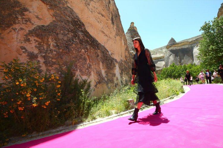 <p><span style="color:#800080"><strong>Dosso Dossi Fashion Show'un 2021 sonbahar kış sezonu defilesi, Kapadokya'da peribacaları arasında gerçekleştirildi.</strong></span></p>

<p> </p>
