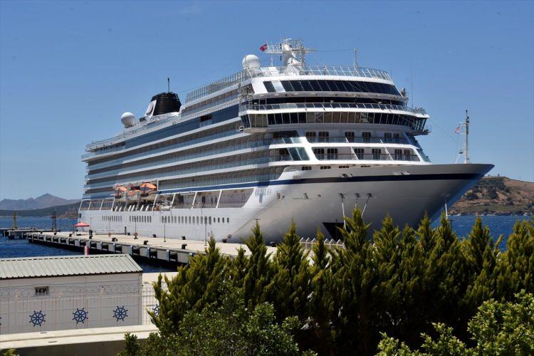 <p>İtalya'nın Trieste Limanı'ndan yola çıkan Norveç bayraklı 227 metrelik gemi Bodrum'a geldi.</p>

<p> </p>
