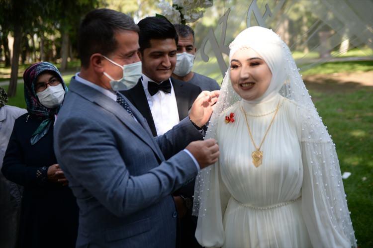 <p>'KAYINBABAMIN İZİNDEN GİDİYORUM'<br />
<br />
Furkan Korkmaz ise nikah töreninde kendilerini yalnız bırakmayan emniyet teşkilatına teşekkür ederek, "Ben de emniyet mensubuyum ve çok da gurur duyarak yaptığım bir meslek. Kayın babamın izinden gidiyorum bende. Onların sayesinde biz buralardayız. Onları hiçbir zaman unutmayacağız, onlar için yapabileceğimiz en güzel şey onların unutulmamasıdır" diye konuştu.<br />
<br />
Vali Ömer Faruk Coşkun da her zaman şehitlerin emanetlerinin yanında olduklarını belirtip genç çifte mutluluk diledi.</p>
