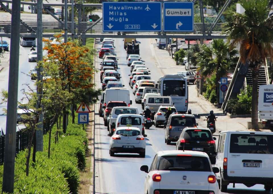 <p>17 gün sonra tam kapanmanın bitmesiyle birlikte yeniden trafik kuyrukları oluşmaya başladı. Sabah erken saatlerde büyükşehirlerden gelen vatandaşlar evlerine geri dönmek için yola çıktı. Geliş trafiği kadar olmasa da gidiş trafiğinde de yoğunluk olduğu görüldü.</p>

<p>"187 binlik nüfus 650 bini aştı"<br />
Bodrum’un yerleşik nüfusu 187 bin olarak biliniyordu. Pandemi başlangıcından itibaren ilçeye 300 bin vatandaş yerleşti. </p>
