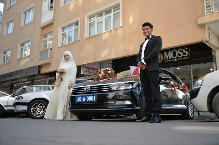 <p>HAYALİNİ CEBEOLOĞLU GERÇEKLEŞTİRDİ<br />
<br />
En büyük hayali babası olmadığı için nikaha emniyet müdürünün kolunda gitmek olan Kübra Nur Aksak'ın bu hayalini İl Emniyet Müdürü Salim Cebeloğlu gerçekleştirdi. Aksak, nikah masasına Cebeloğlu'nun kolunda geldi. Çiftin nikahını Kahramanmaraş Büyükşehir Belediye Başkanı Hayrettin Güngör kıyarken, şahitleri de Kahramanmaraş Valisi Ömer Faruk Coşkun, AK Parti Kahramanmaraş Milletvekili Habibe Öçal, İl Emniyet Müdürü Salim Cebeloğlu oldu.</p>
