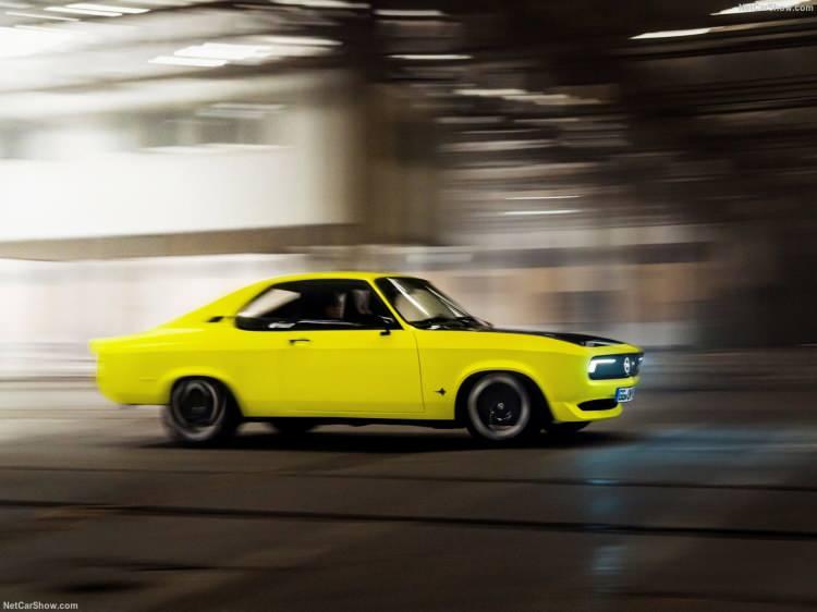 <p>Retro tasarımlı Opel Manta konseptinin iç mekanına baktığımız zaman ise sürücüye odaklı olarak hazırlanan çift ekranlı bir konsol düzenini karşımıza çıkıyor.</p>
