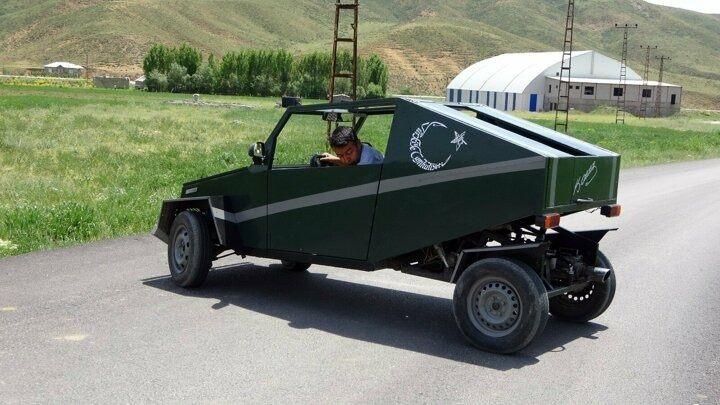 <p>İmkânlarım olsa neler yaparım neler. Bu aracın ön tarafını kara şimşeğe benzetmeye çalıştım, arka tarafı ise tamamen Hummer'e benziyor. Ben bunu Teknofest'e yetiştirmek istiyordum. Maalesef kısıtlı imkânlardan dolayı gönderemedim. Ben bunu yapmak için bazen haftalarca internetten sipariş ettiğim malzemeleri bekledim. Çok zorlandım ama asla pes etmedim" dedi.</p>