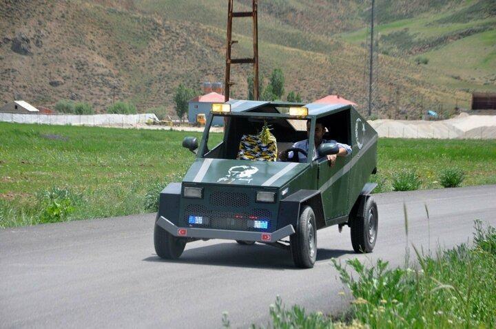 <p> Bunu yaparken hiçbir el aletim de yoktu. Çalışarak malzemelerini aldım ve aracımı tamamlayabildim. Şükür şimdi 'Hummer'ime binebiliyorum ve sürüyorum. Yetkililerden destek istiyorum, eğer destek olursa yapmayacağım hiçbir şey kalmayacak. Eğer aracımın gerçekten Teknofest değeri varsa onlardan da destek bekliyorum" ifadelerini kullandı.</p>