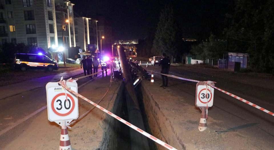 <p>Kaza kırım ekiplerinin çalışmasıyla araçtan yaralı çıkarılan Eldek, Tekirdağ Dr. İsmail Fehmi Cumalioğlu Şehir Hastanesi'ne götürülerek, tedavi altına alındı. </p>
