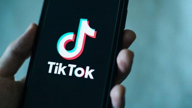 <p>1- TikTok</p>

<p>TikTok, <strong>2019’dan beri </strong>çok büyük bir ivmeye kapılmış durumda. Bir dakikadan kısa videoların paylaşıldığı uygulama, sihirli algoritmasıyla kullanıcıları saatlerce ekrana kilitleyebiliyor. Bir konseptin öncüsü olan TikTok uzun yıllar boyunca<strong> en çok yüklenen uygulamalar </strong>listesinde olacak gibi görünüyor.</p>
