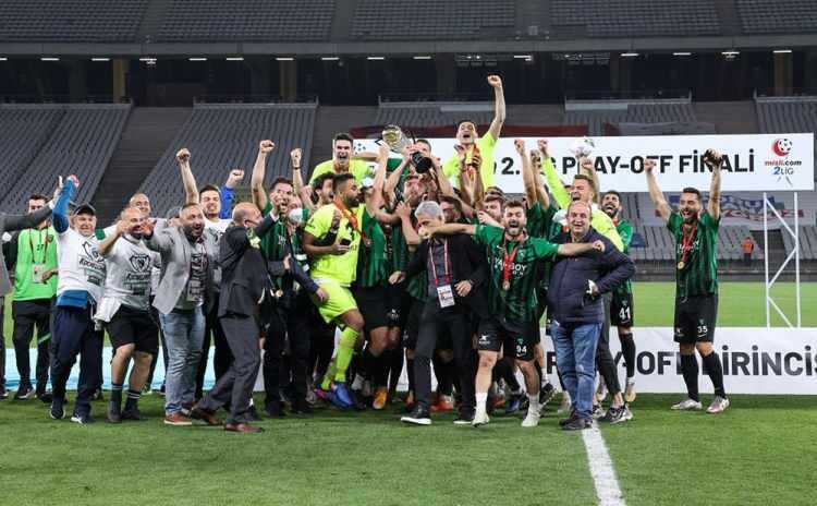 <p>Kocaelispor, TFF 2. Lig'deki bir sezonluk mücadelesinin ardından 2021-2022 sezonunda TFF 1. Lig'e yükselme başarısı gösterdi.</p>
