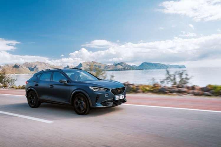 <p>Bir performans otomobilinin özellikleriyle SUV modellerinin avantajlarını bir araya getiren CUPRA Formentor güçlü ve keskin hatlara sahip ön kısmı, bakır renkli CUPRA ambleminin bulunduğu geniş ön ızgarasıyla dikkat çeken bir görünüşe sahip.</p>