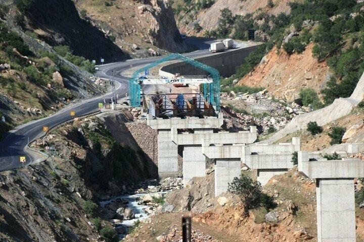 <p> Bu projede yaklaşık olarak 350 kişi istihdam edilmektedir. Bu proje bittiği takdirde bölgenin ulaşımı ve trafiği ciddi anlamda rahatlayacak. Bu viyadükün yapım amaçlarından biri de bölgede heyelan ve çığ tehlikesinin olmasıdır” diye konuştu.</p>

