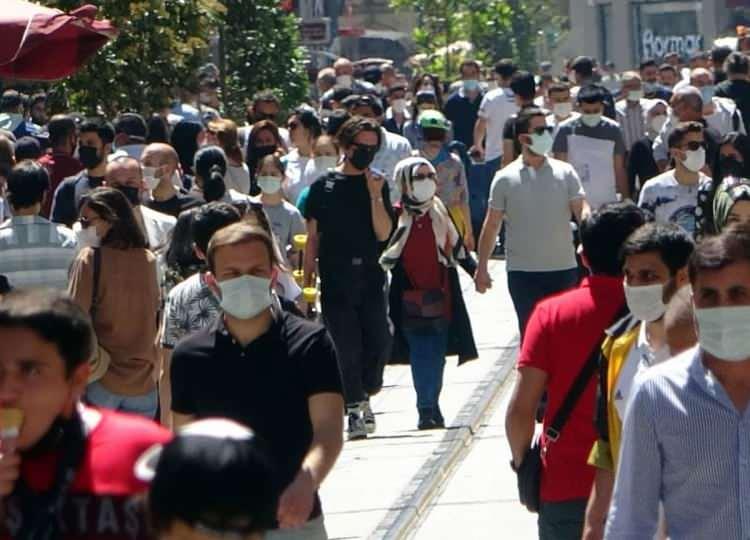<p>Rakamlarda bir düşüş var ama henüz rahatlayacak noktada değiliz. Biraz daha sıkı durmaya ihtiyacımız var. Aşı çok önemli bir parametre. Yeni gelecek aşılarla birlikte çok daha iyi bir noktaya gideceğiz. Durumu şöyle düşünelim… Büyük bir kazanın içinde misketler var ve siz gözleriniz kapalı şekilde elinizi o kazana daldırıyorsunuz. Şu anda vaka sayımız çok olduğu için elinize bol miktarda misket geliyor. Bizim bu sayıyı biraz daha azaltmamız lâzım ki, kazana elimizi daldırdığımızda misketlere dokunmadan geri çıkarabilelim. Henüz o noktada değiliz. Hâlâ çok dikkatli olmamız gereken bir dönemdeyiz. Mesafeye, maskeye ve sosyal kalabalığa çok dikkat etmemiz gerekiyor.</p>

<p> </p>
