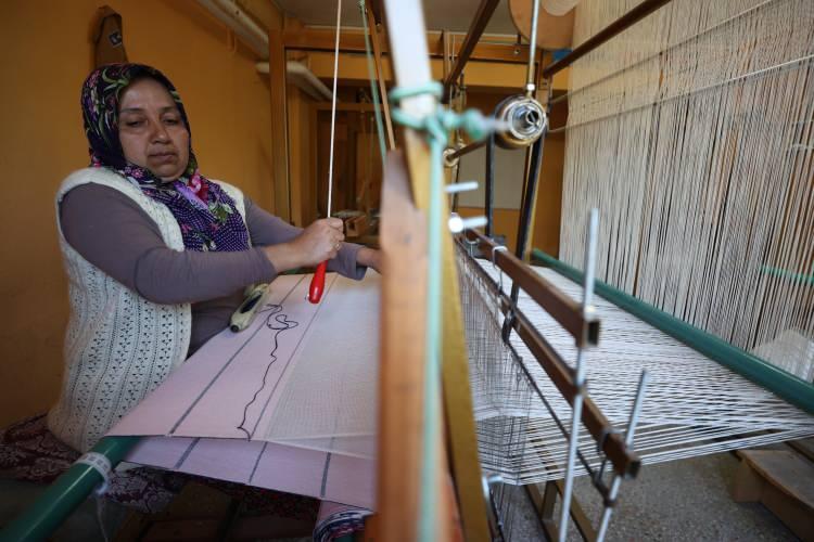 <p>Sorgun Mahallesi'nde doğup büyüyen 41 yaşındaki Ayşe Aslan, yorulmadan bir güne onlarca iş sığdırıyor. Aslan, bebekken geçirdiği ateşli hastalık sonucu işitme yetisini kaybeden, 11 yıldır her hafta yaklaşık 100 kilometre uzaklıktaki Bursa'ya eğitime götürdükleri 12 yaşındaki oğlunun yanı sıra liseye devam eden 16 yaşındaki kızına iyi bir gelecek sunmak için eşiyle çaba gösteriyor.</p>
