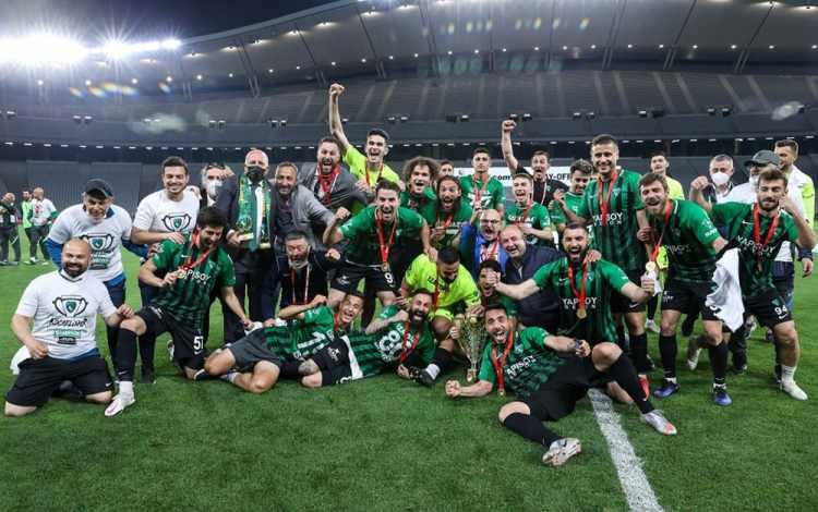 <p>Misli.com 2. Lig Beyaz Grup'ta normal sezonu 3. sırada bitirerek play-off hakkı yakalayan Kocaelispor, sırasıyla Ankara Demirspor ve Hekimoğlu Trabzon'u eleyerek finale yükseldi.</p>

<p> </p>
