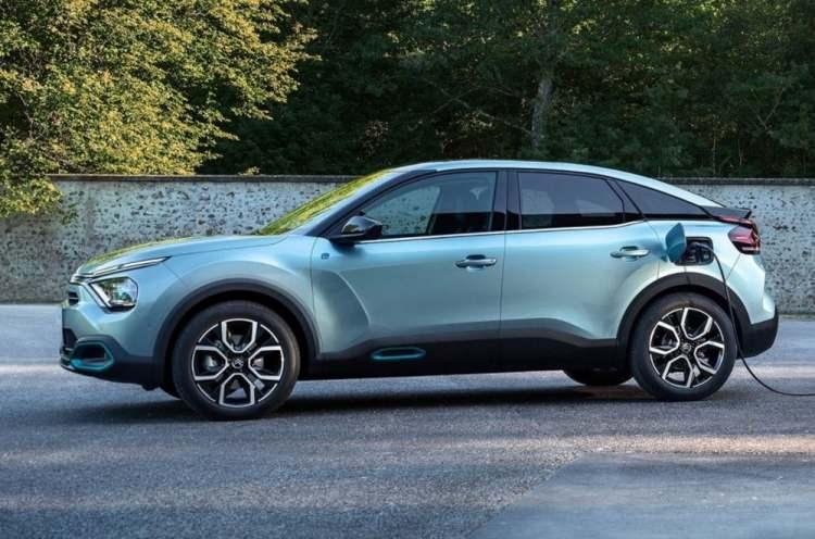 <p>4 farklı motor ve donanım seçeneği bulunan Yeni Citroen C4'ün fiyatları da belli oldu. </p>
<p>Aracın benzinli motorlarda lansmana özel 219.000 TL'den başlayan fiyatları donanıma göre yine lansmana özel 347.000 TL'ye kadar çıkıyor. </p>
<p>Dizel motorlarda da lansmana özel fiyatlar 327.000 TL'den başlıyor ve 367.000 TL'ye kadar çıkıyor. </p>