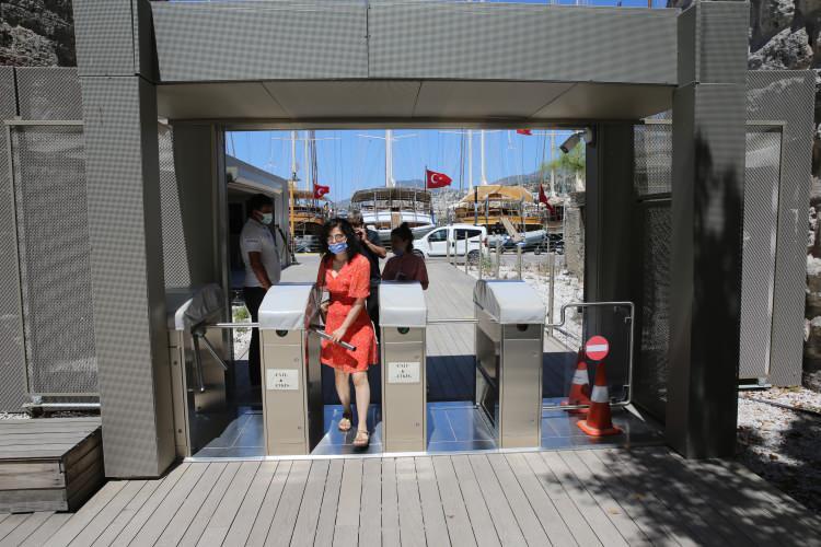 <p>- "Yaklaşık 40 günde eserlerimiz sergilenmeye başlandı"</p>

<p>Toprak, Kültür ve Turizm Bakanı Ersoy'un kapağını açtığı 2 bin 400 yıllık lahit mezardan önemli eserlerin ortaya çıkarıldığını, bu eserlerin artık kalede sergilenmeye başlandığını belirterek, şöyle konuştu:</p>
