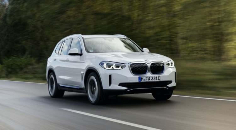 <p><strong>BMW iX3</strong></p>
<p>BMW’nin “Seçim Gücü” adını verdiği ve mevcut modellerinde benzinli, dizel ve tamamen elektrikli olmak üzere tüm motor seçeneklerini sunma hedefinin ilk ürünü olan Yeni BMW iX3, 950.000 TL’den başlayan fiyatıyla Türk tüketicisiyle buluşuyor. </p>