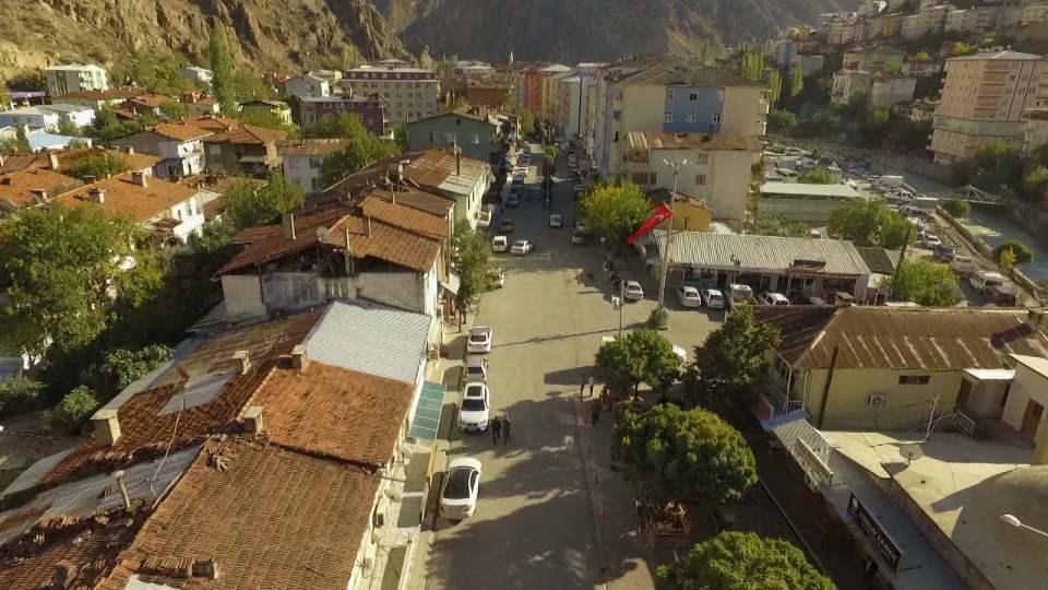 <p><strong>‘TAŞINMA EYLÜL-EKİMDE BAŞLAR’</strong></p>
<p>Yusufeli Barajı’na eklenti olarak yapılan çalışmaların devam ettiğini kaydeden Yusufeli Belediye Başkanı Eyüp Aytekin, “İlçemizin içinden geçen viyadük inşaat çalışmaları devam ediyor, 2022 yılının Haziran ayında bitilmesi planlanıyor. </p>