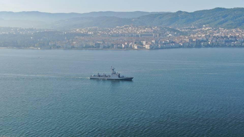 <p>Donanma gemileri, İzmit Körfezi’nden Ege’ye açılmak için geçiş yaptı. </p>
