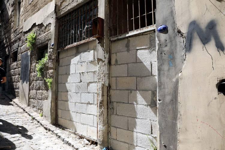 <p>Mahallenin kentsel sit alanı içinde olduğu için yapılara müdahalede bulunamadıklarını anlatan Sultan Uçar ise tek isteklerinin bir an önce gerekli önlemlerin alınarak tarihi evlerin korunması olduğunu sözlerine ekledi.</p>
