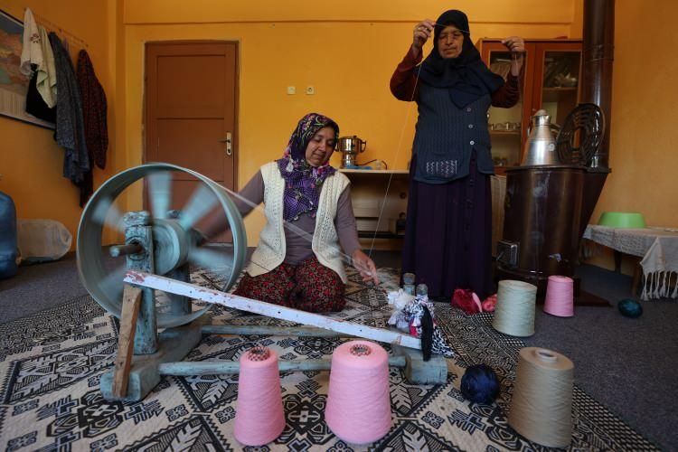 <p>- Tarla işlerinde de çalışıyor</p>

<p>Mart ayında tarlada da çalışmaya başladıklarına değinen Aslan, soğan, patates, sarımsak, fasulye ektiklerini, kiraz ağaçlarının bulunduğunu, çilek yetiştirdiklerini, büyükbaş hayvanları olduğu için bolca silajlık mısır ektiklerini anlattı.</p>
