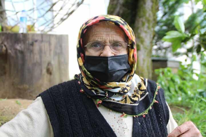 <p>Kenevir ekimini çocuklarına da anlattığını söyleyen Fatma Sağlam (83), “Çocukluğumda babam ekerdi, oradan öğrendim sonra yasak getirildi. Şimdi benim çocuklarım yeniden ekmeye başladı.</p>