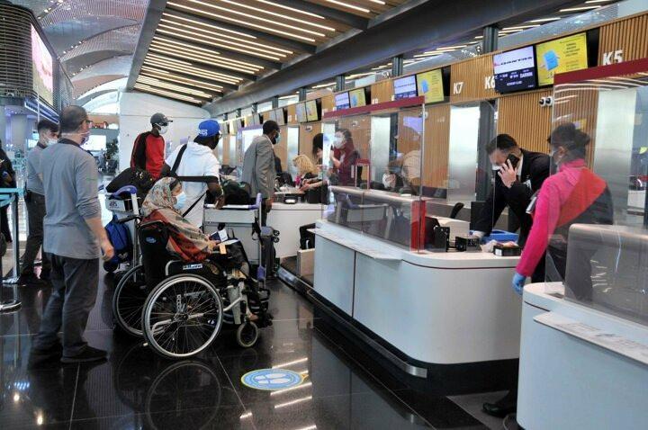 <p>Salgından nedeniyle sınırların kapanmasıyla ülkelerine dönemeyen ve 25 farklı ülkede bir yıldır yaşamlarını sürdüren 220 Avustralya vatandaşının özlemi sona erdi.</p>