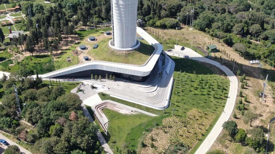 <p>İstanbul'un yeni simgesi Küçük Çamlıca TV-Radyo Kulesi, 29 Mayıs günü düzenlecek törenle resmen açılacak. Deniz seviyesinden 575 metre yüksekliğiyle İstanbul'un en yüksek yapısı unvanını alan kule, havadan fotoğraflandı.</p>
