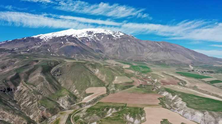 <p>Yeterli tanıtımın yapılması durumunda bölgenin daha çok turist ağırlayacağına işaret eden Çoban, "Antalya da İzmir de bizim. Coğrafyamızda turizme dayalı Marmara'dan Ege'ye, Karadeniz'den Akdeniz'e kadar hepsi bizim. Oradaki zenginliklerin daha fazla göz önüne çıktığını düşünürsek, artık Türkiye'nin bu gizemli alanlara ve yeni keşiflere de ihtiyacı var. </p>
