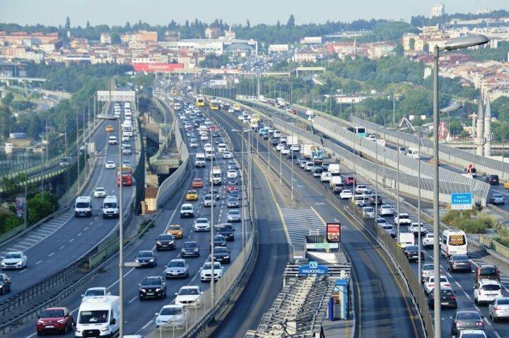 <p>İstanbul'da koronavirüs tedbirleri kapsamında uygulanan sokağa çıkma kısıtlamasının sona ermesiyle haftanın ilk iş günü, trafikte yoğunluk yaşanıyor. Kent genelindeki trafik yoğunluğunun sabah saatlerinde yüzde 49 olduğu öğrenildi.</p>

<p> </p>
